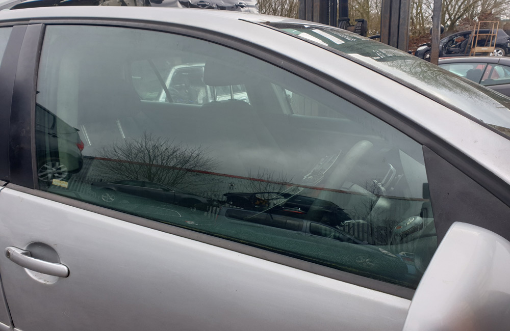 VW Golf SE TDI Door window glass driver side front